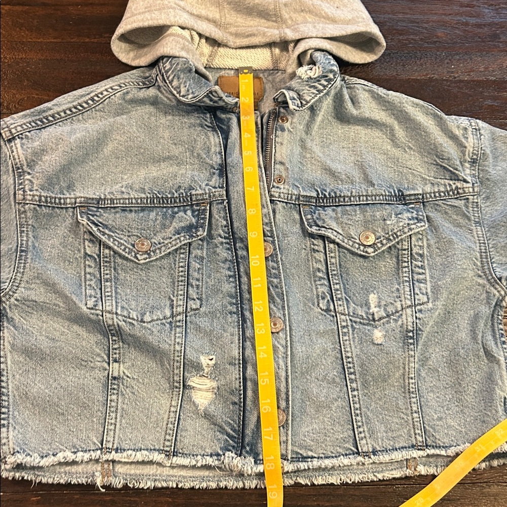 American Eagle Outfitters Cropped Light Blue Denim Jean Jacket with Gray Hood - Picture 7 of 9